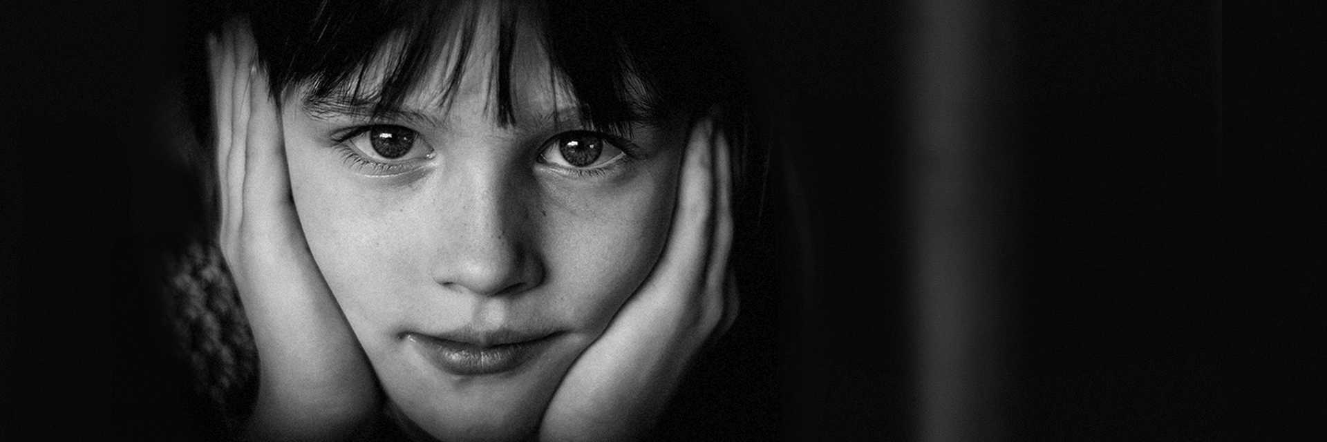 Barn der hviler hovedet i hænderne