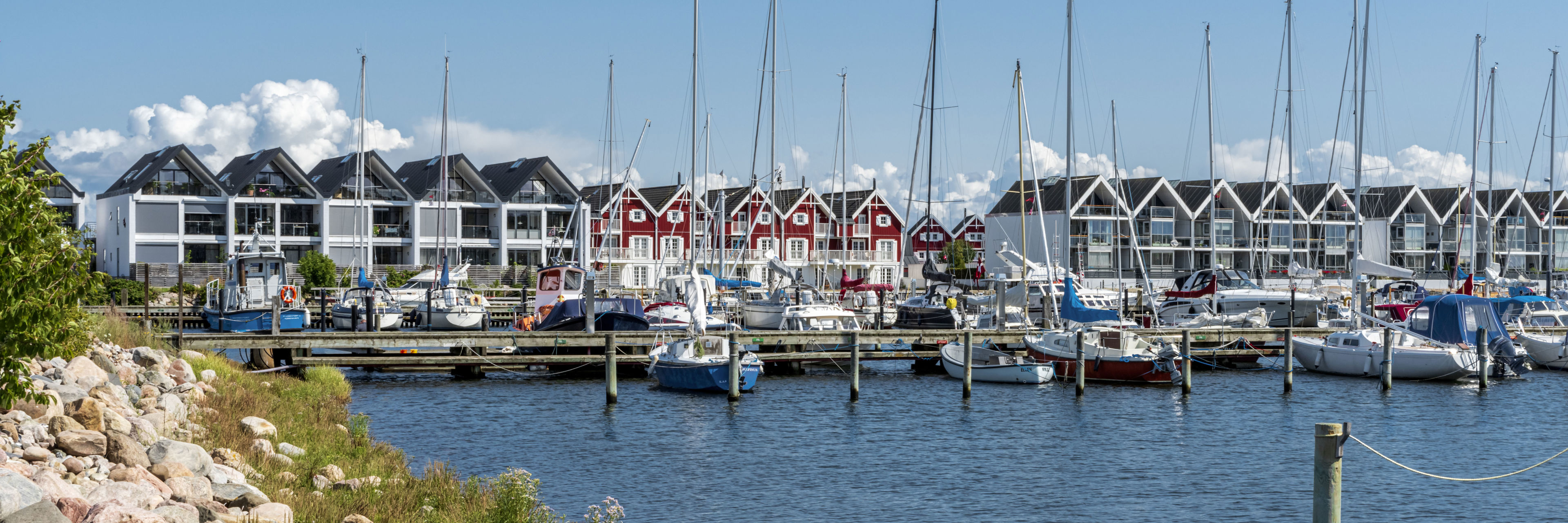 Boliger på havnefronten i Nykøbing Sjælland Lystbådehavn.