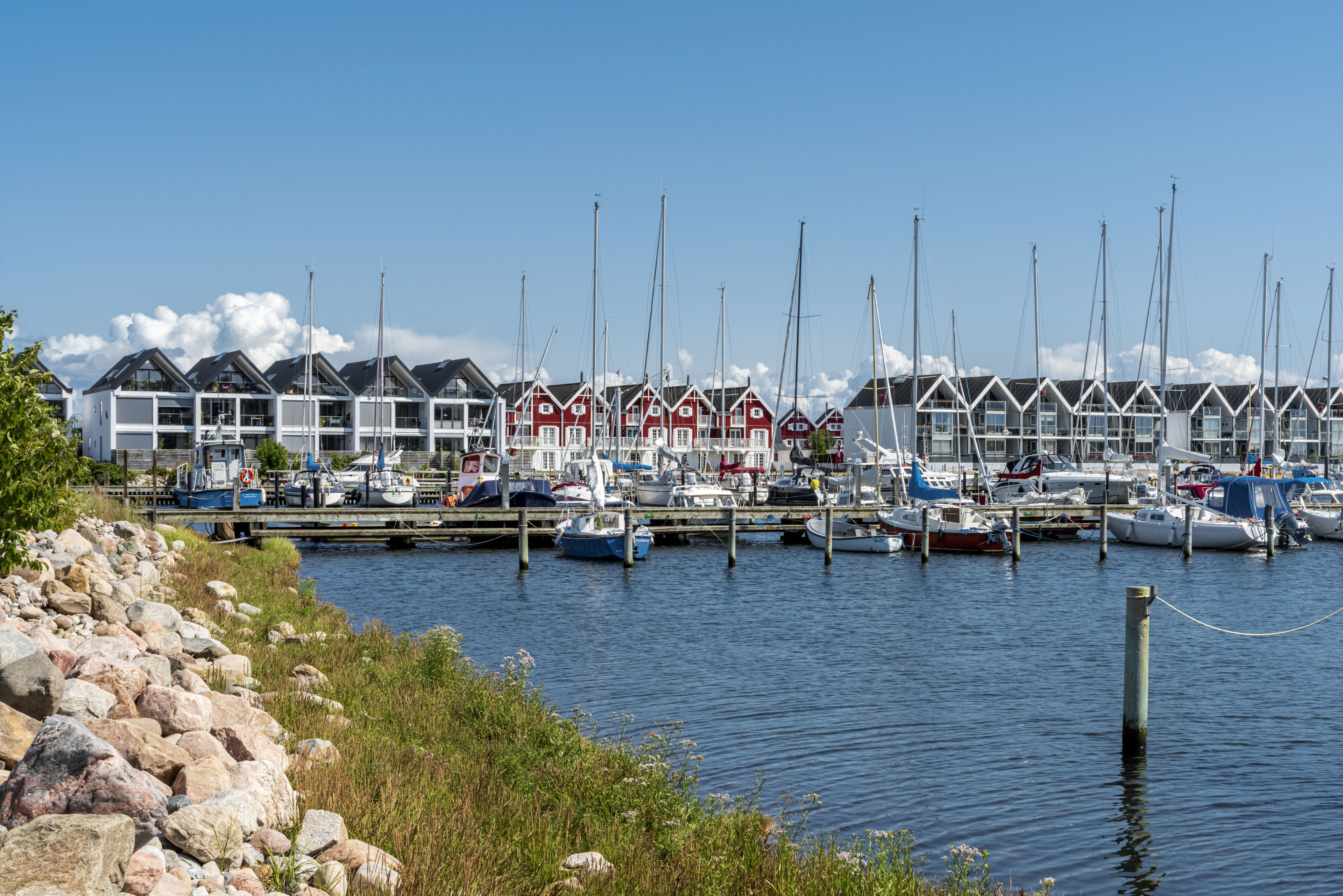 Boliger på havnefronten i Nykøbing Sjælland Lystbådehavn.