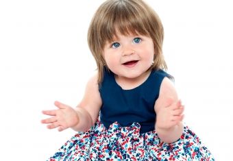 Pige sidder og klapper