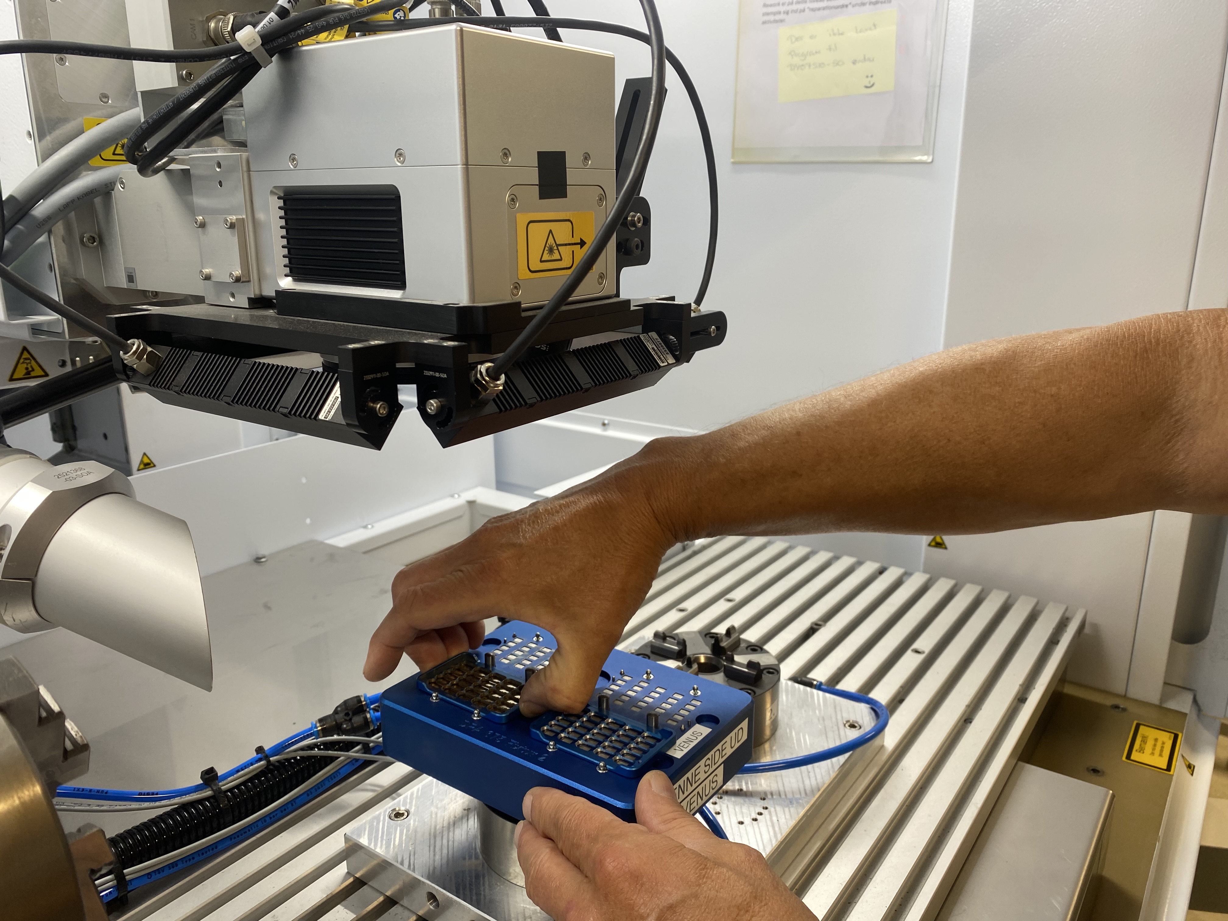 Hænder der arbejder med elektronik