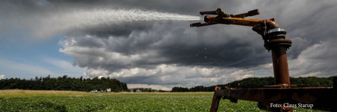 En vandingssprøjte som sprøjter vand ud på en mark