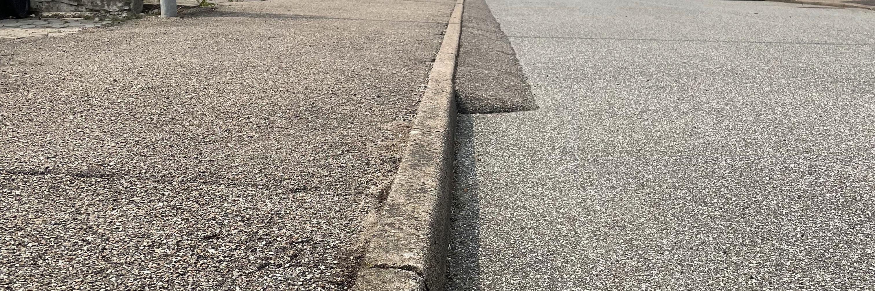 Udkørsel med lille asfaltrampe på en villavej