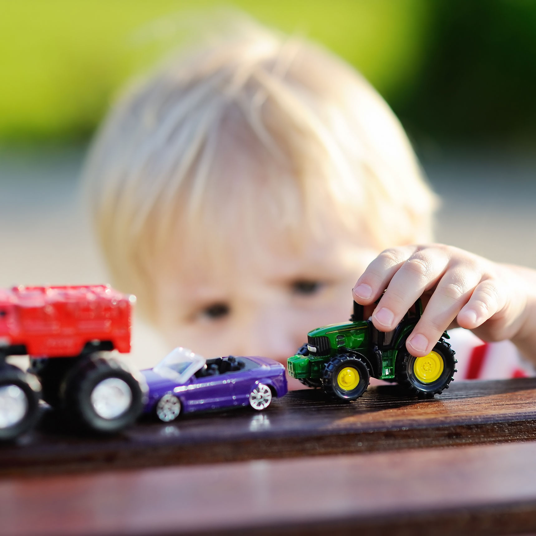 Lille dreng der leger med biler