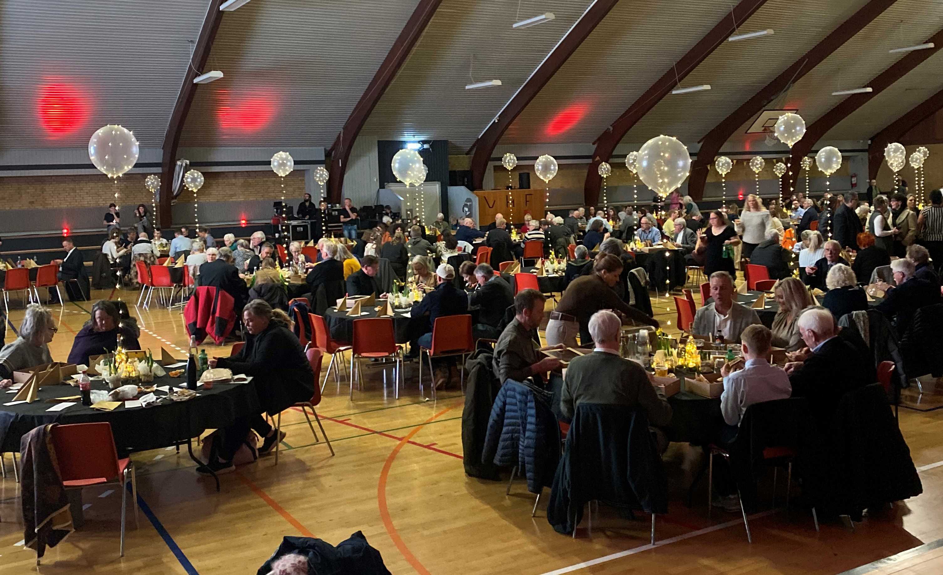 To mennesker sidder ved et skrivebord og taler