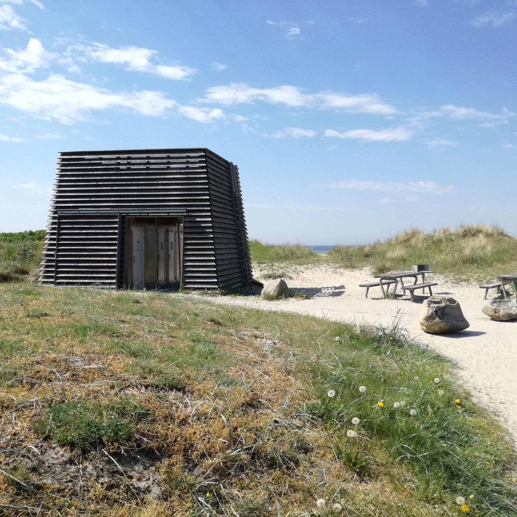 Toiletbygningen på Nordstrandsvej. Der er blå himmel.