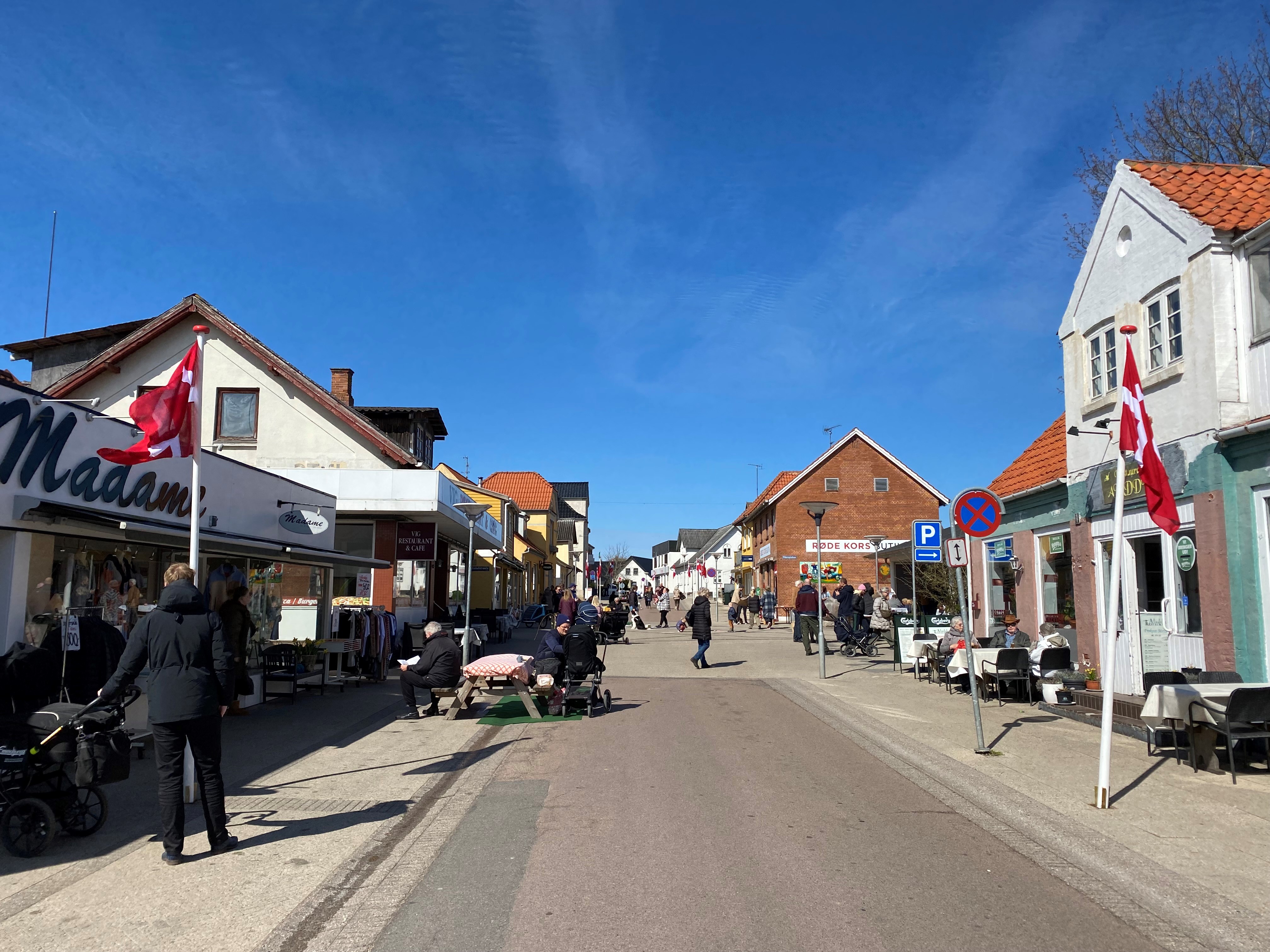 Vig Hovedgade i solskin