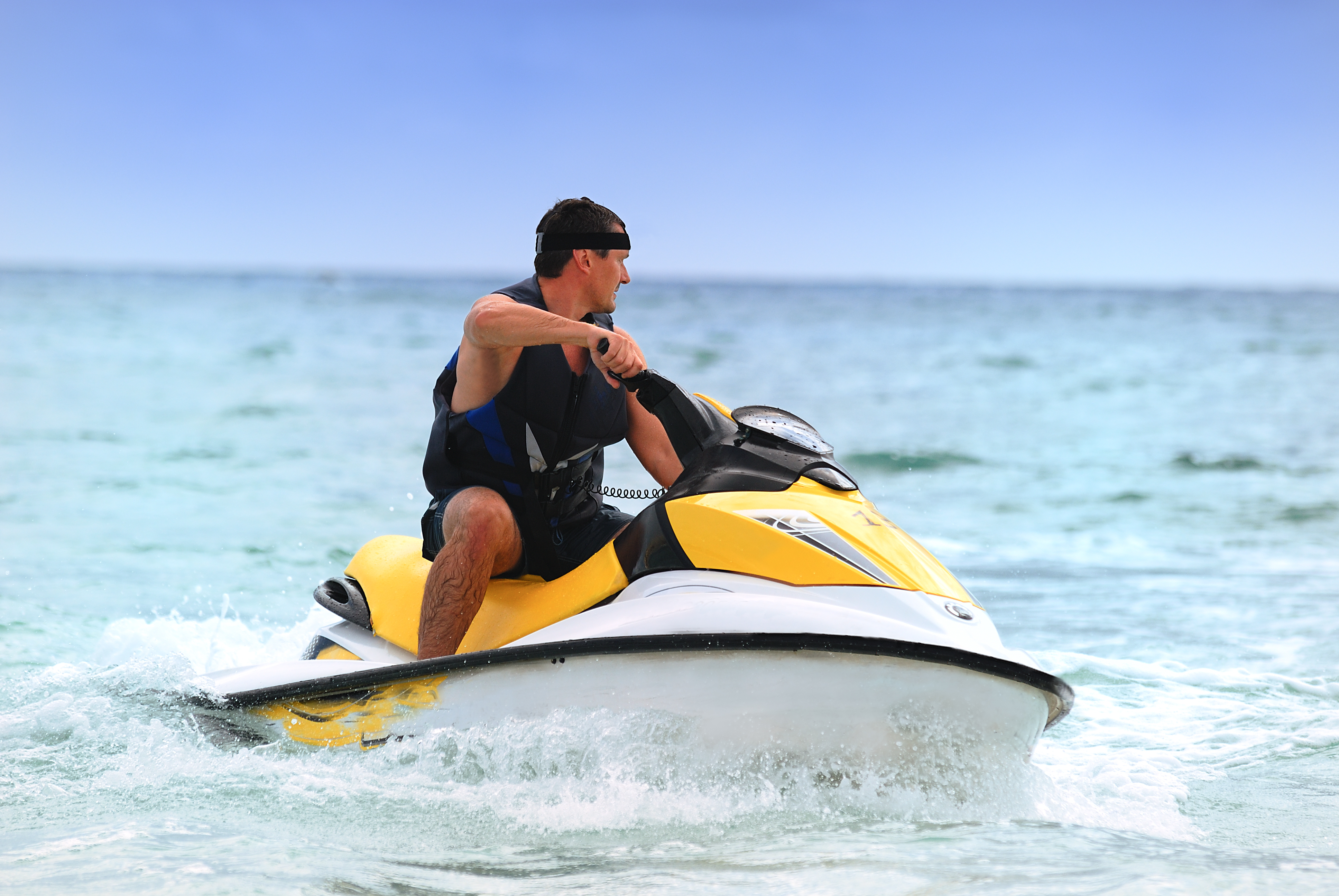 Mand på vandscooter