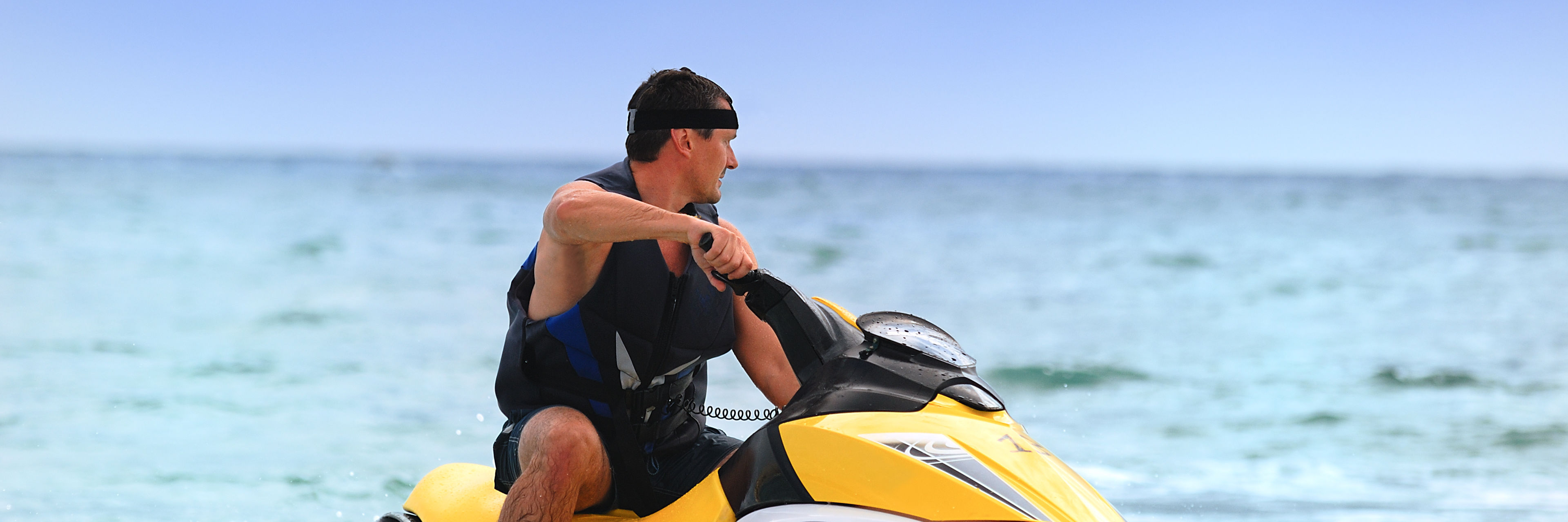 Mand på vandscooter