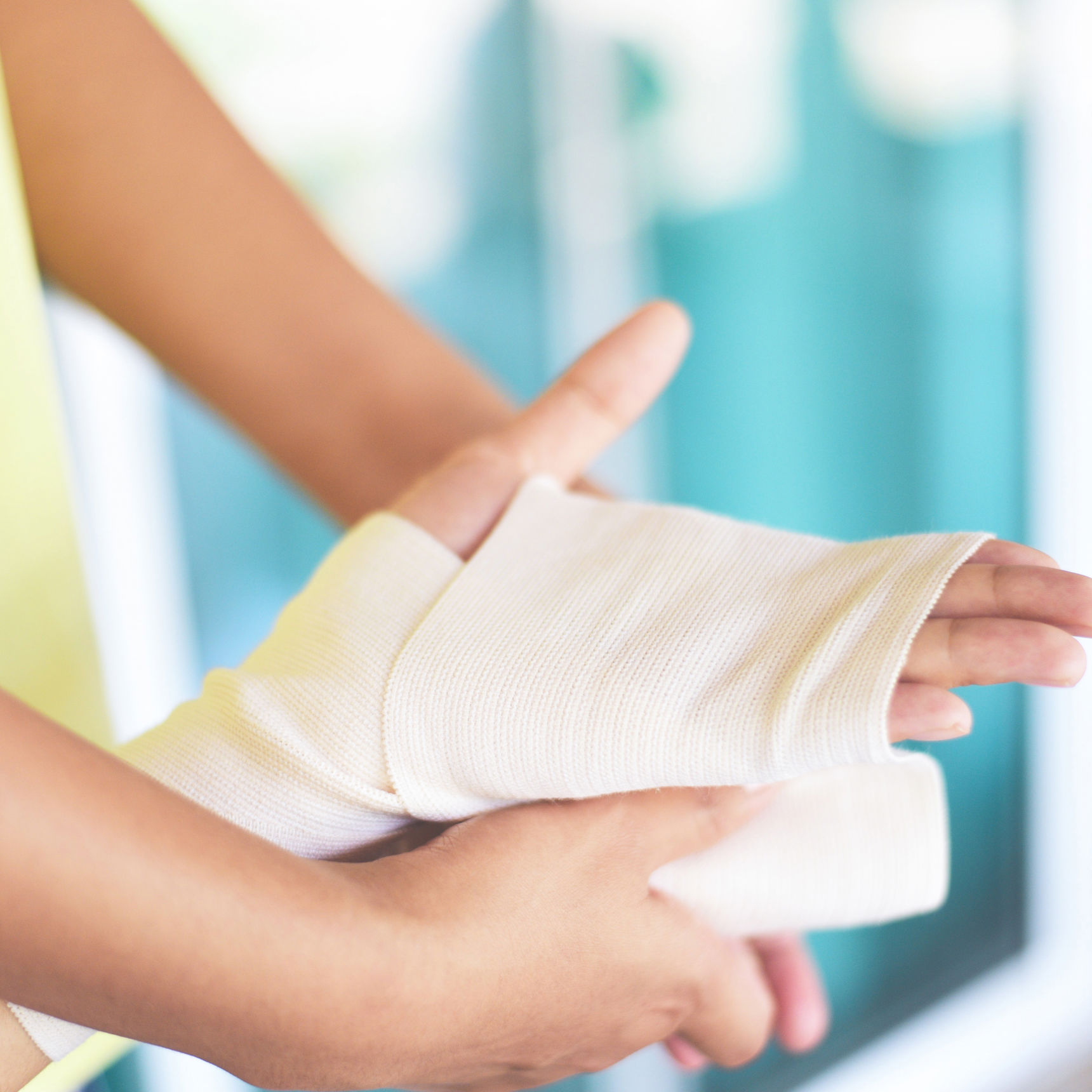 Sygeplejer lægger forbinding på