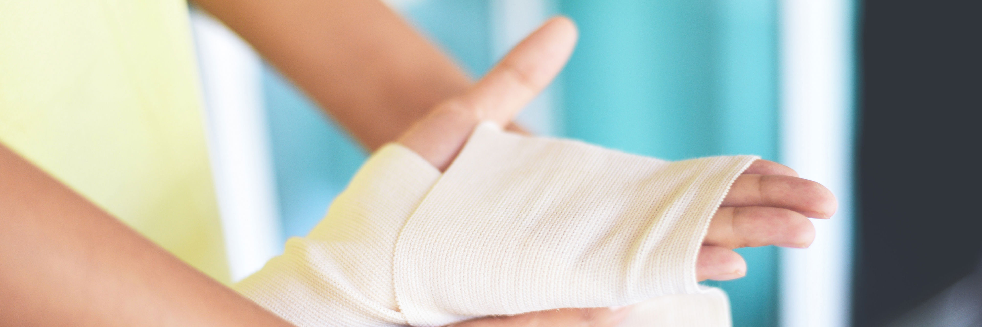 Sygeplejer lægger forbinding på