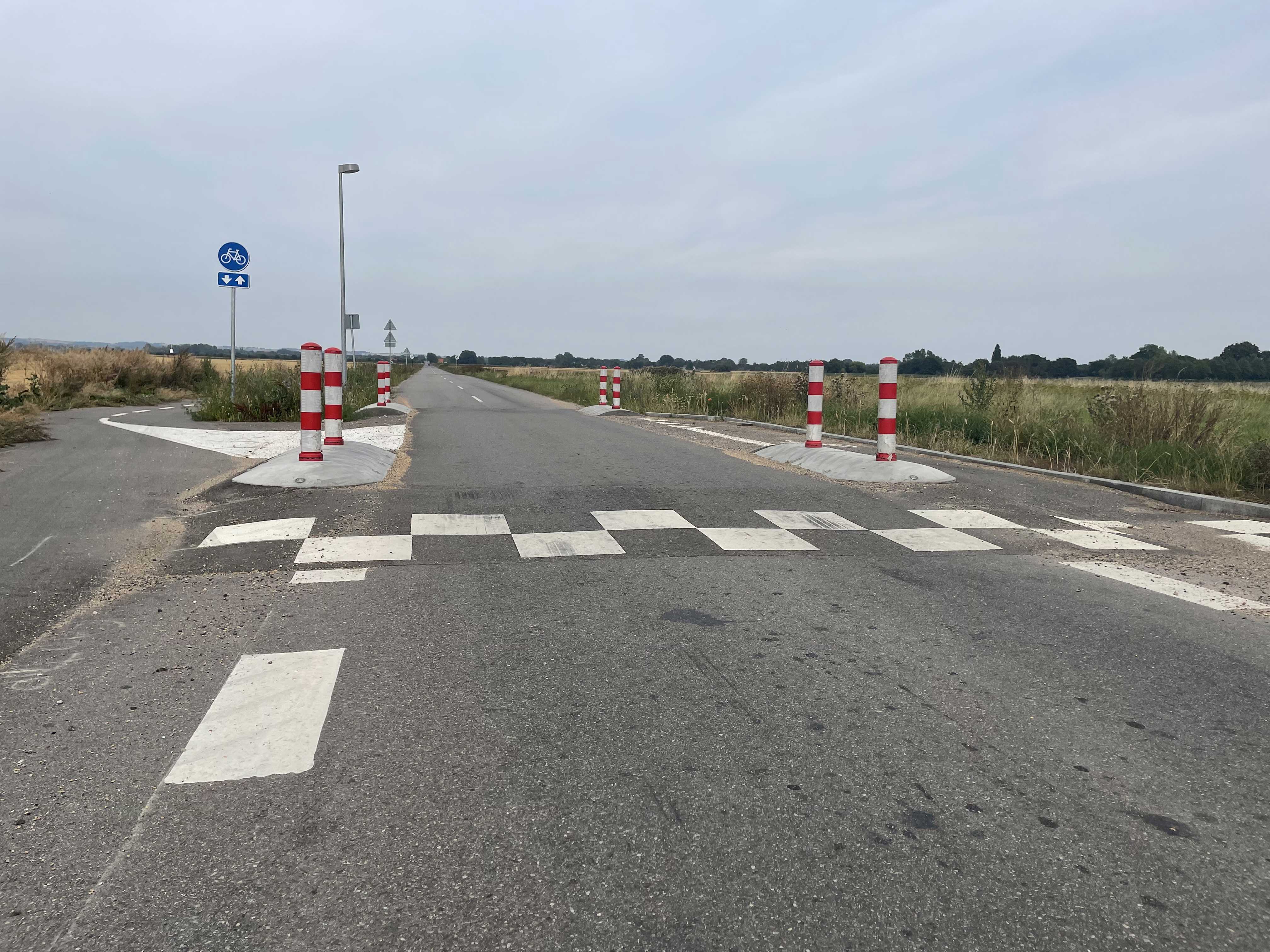 Vejbump med rød/hvide chikaner ude i åbent land