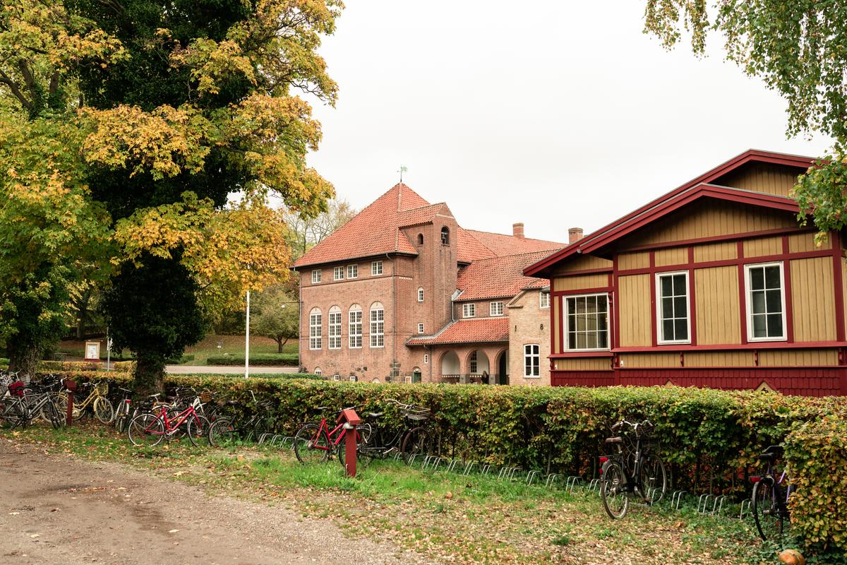 Vallekilde Højskole på en efterårsdag med arkitekt Nyrups sal i forgrunden