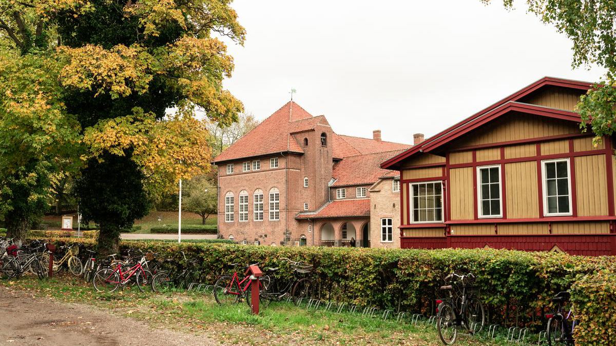 Vallekilde Højskole på en efterårsdag med arkitekt Nyrups sal i forgrunden