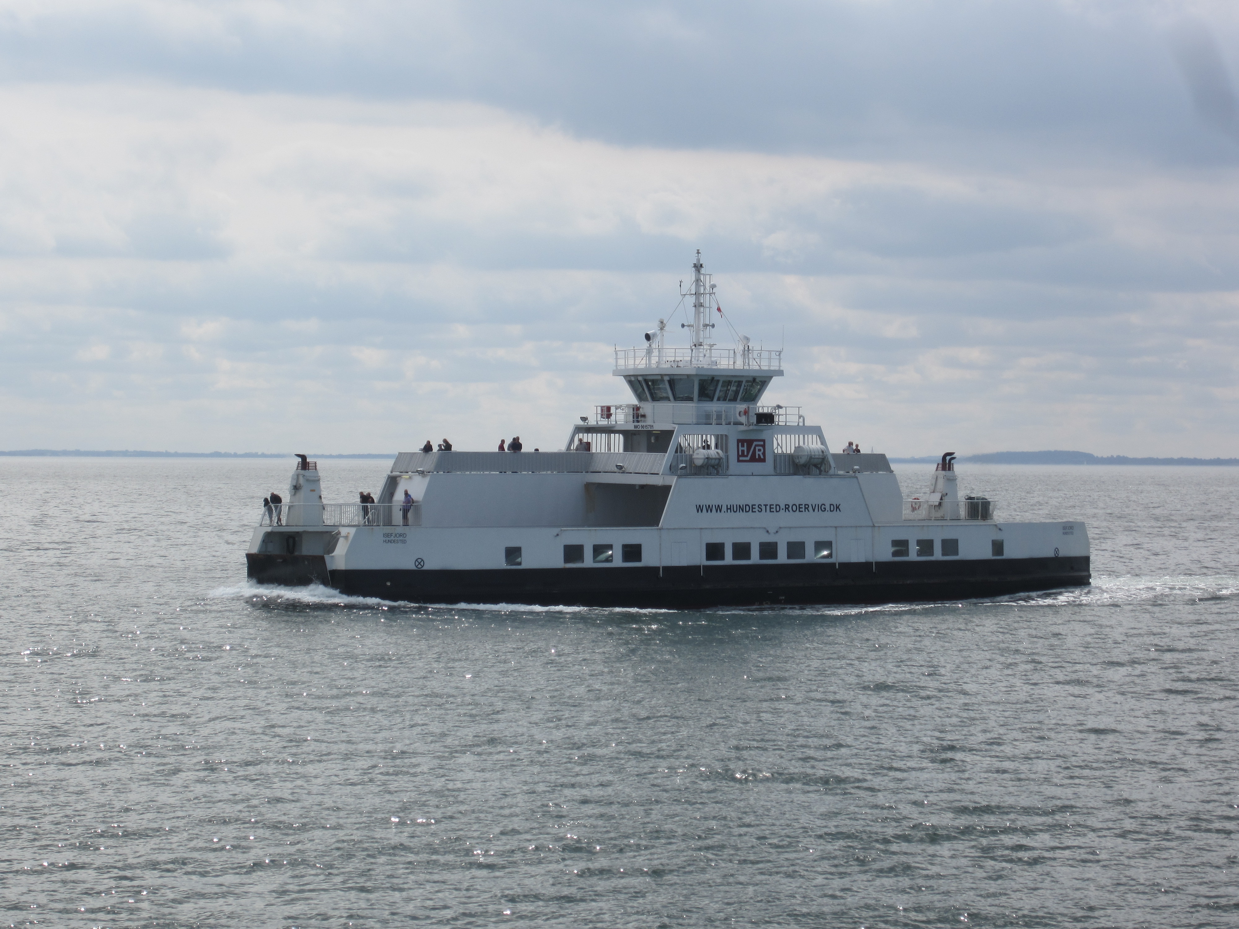 Hundested-Rørvigfærgen i roligt vejr - det er overskyet i blå nuancer