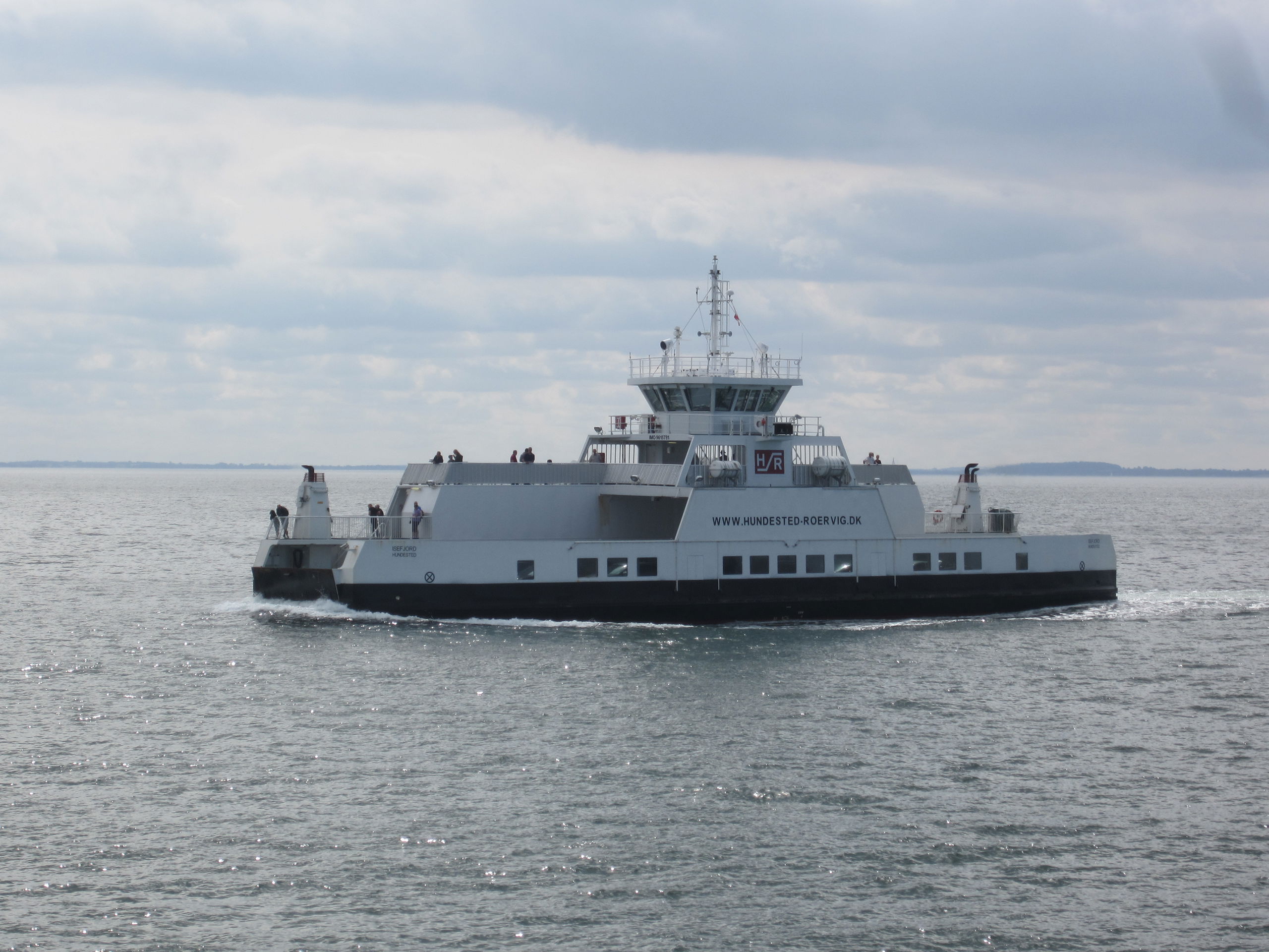Hundested-Rørvigfærgen i roligt vejr - det er overskyet i blå nuancer