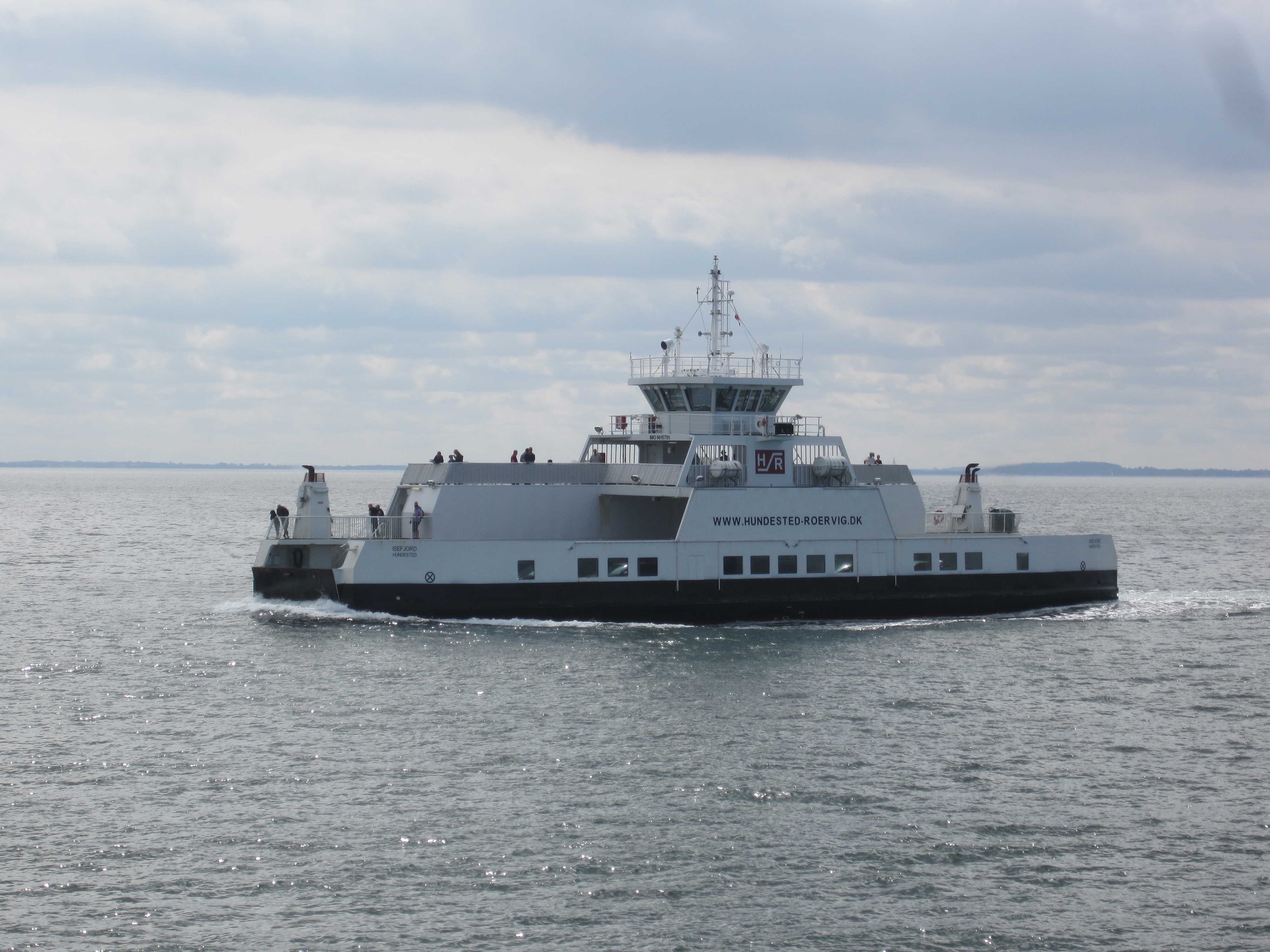 Hundested-Rørvigfærgen i roligt vejr - det er overskyet i blå nuancer