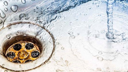 Vand der løber ned i en vask