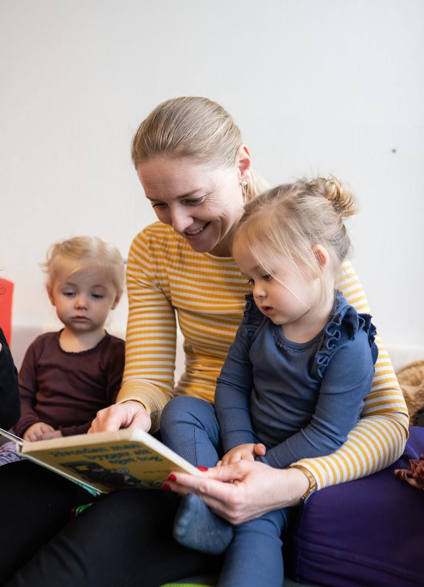 Pædagog læser Peter Pedal med to børn