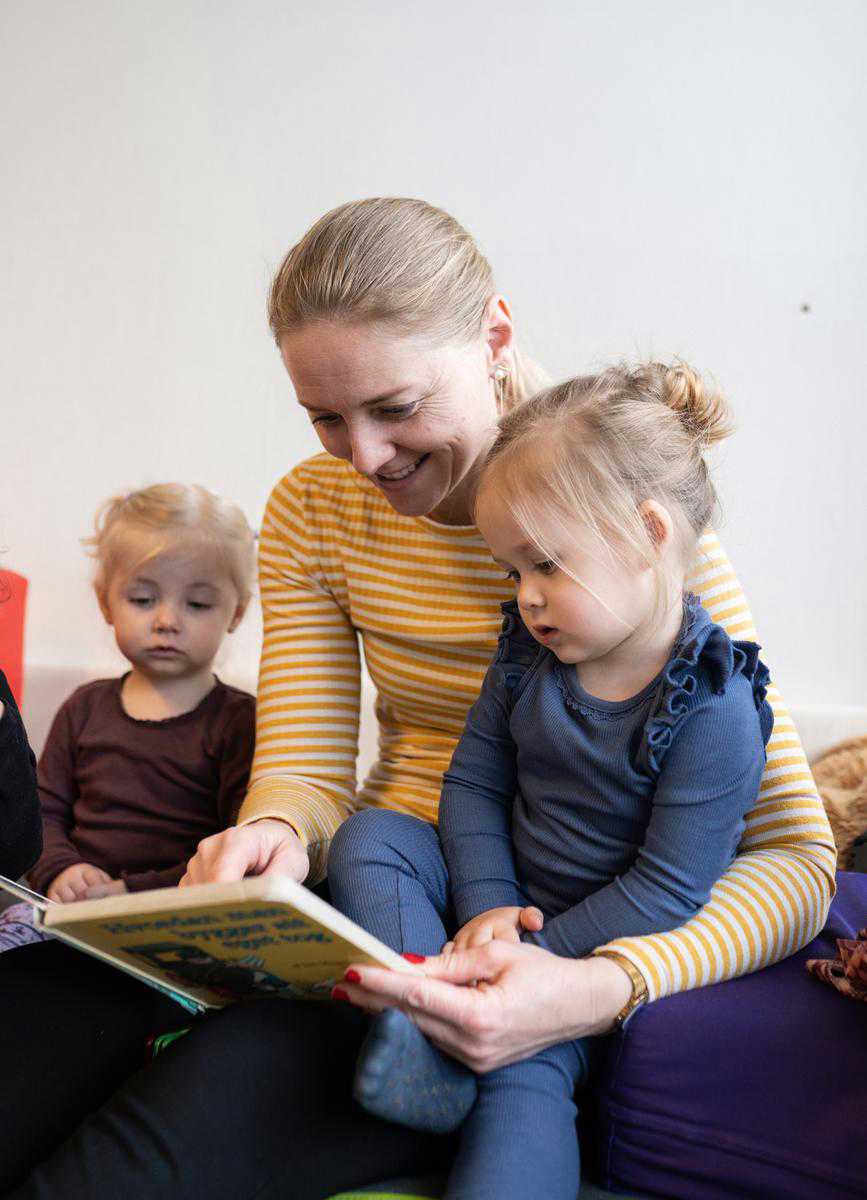 Pædagog læser Peter Pedal med to børn