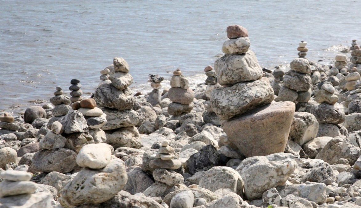 Sten på sten i klint