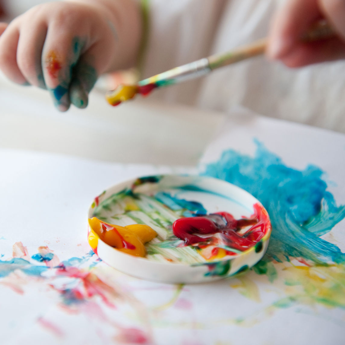 Barn der leger med farver