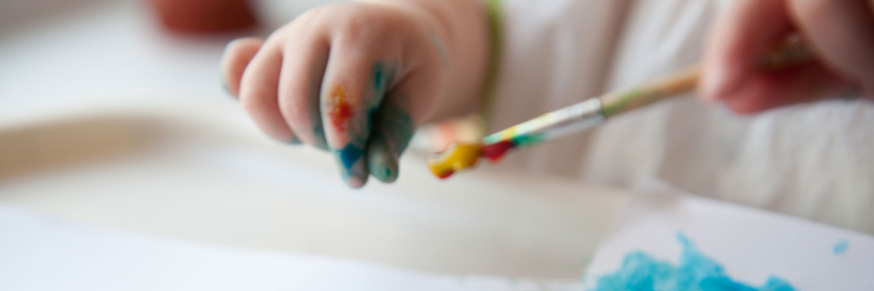 Barn der leger med farver