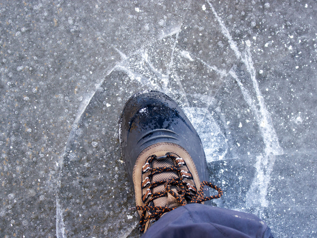 Vinterstøvle betræder is på en sø