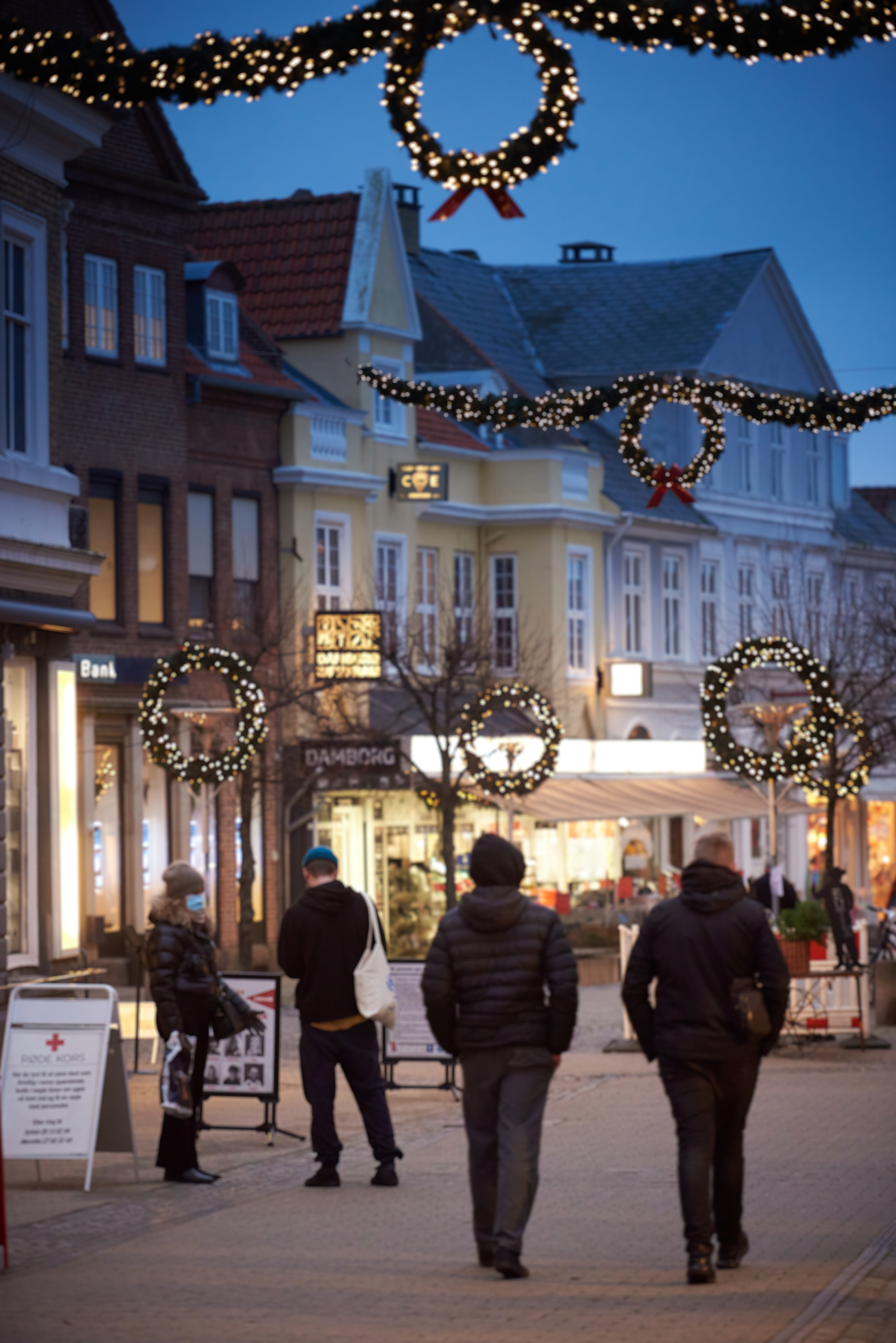 Algade i aftenlys, store kranse og udsmykninger med lys