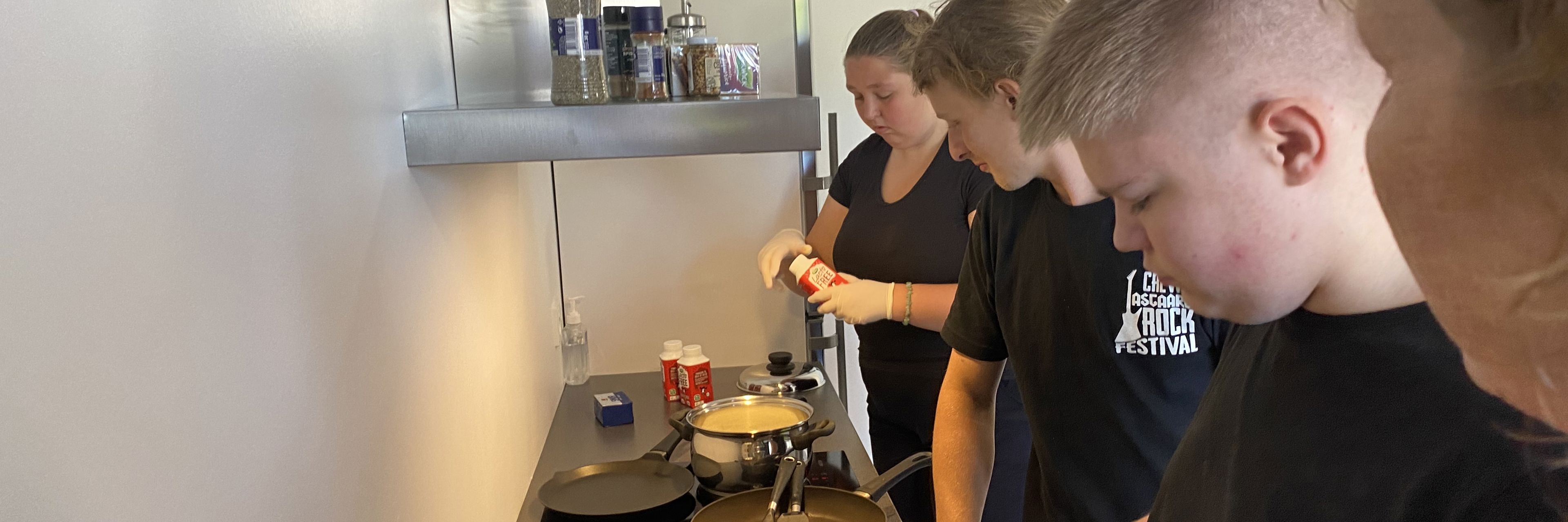 Stu-elever laver mad ved køkkenbord