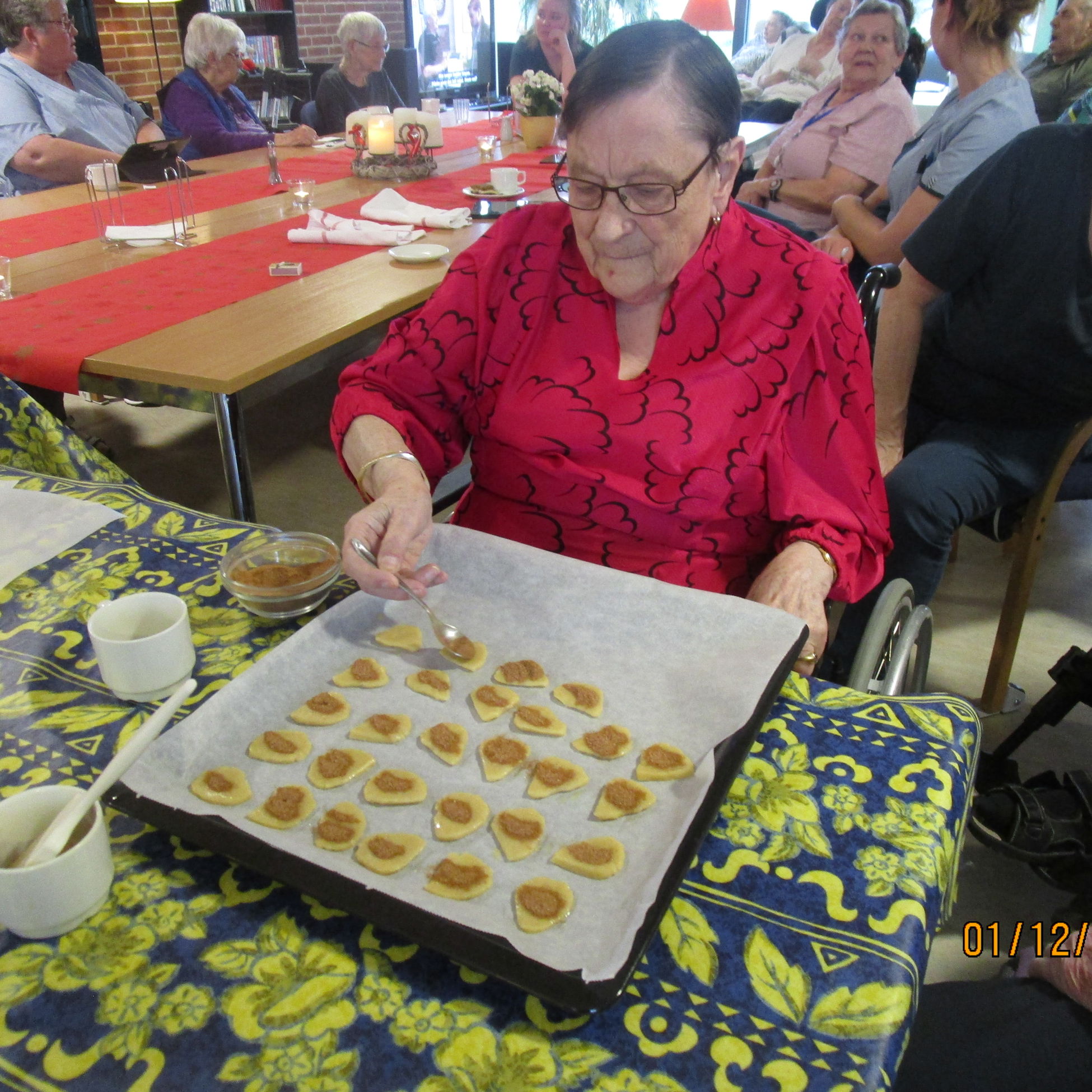 Beboer hjælper med at lave småkager