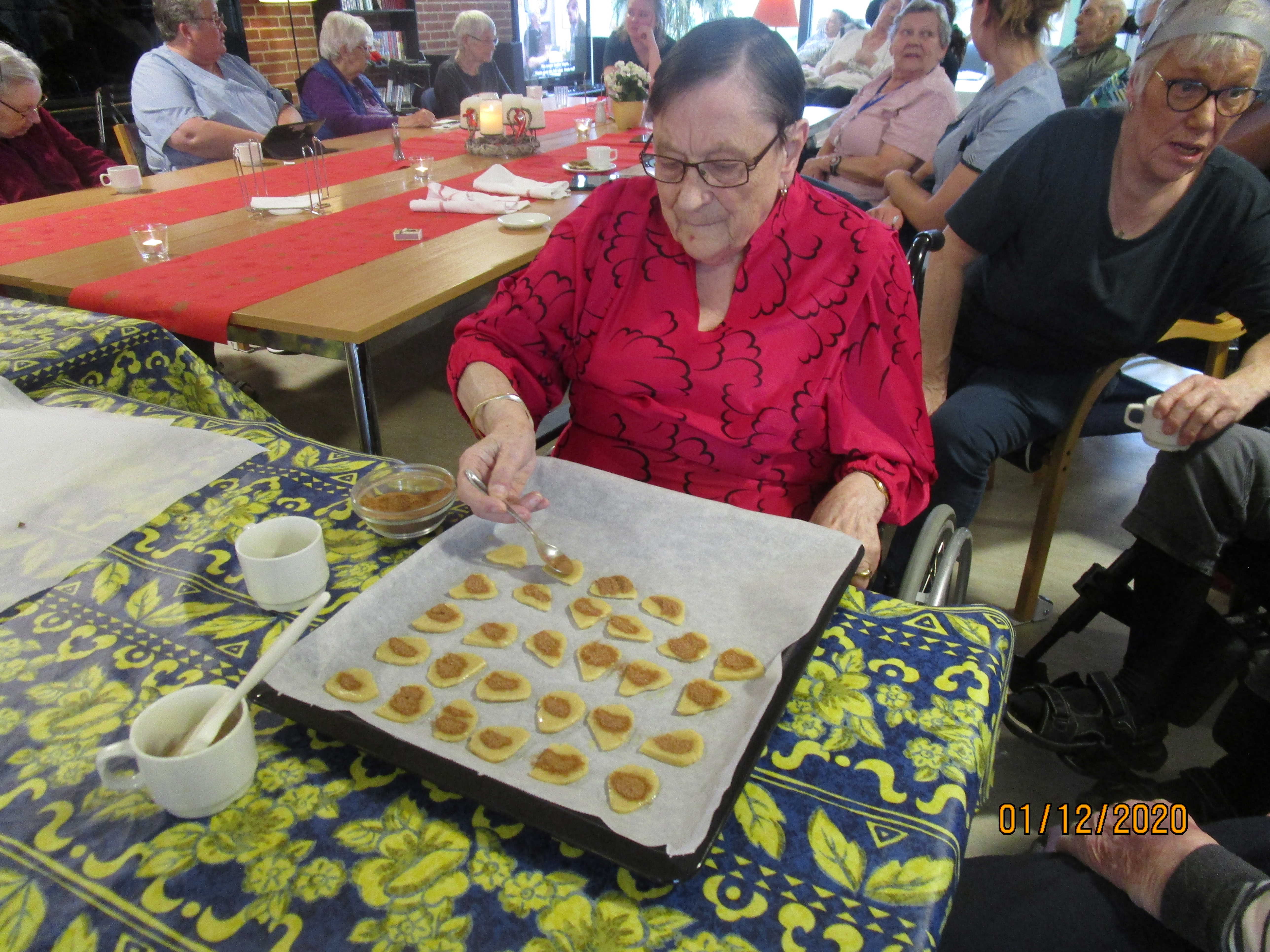 Beboer hjælper med at lave småkager