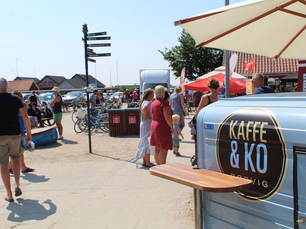 Mennesker på havnen i Rørvig