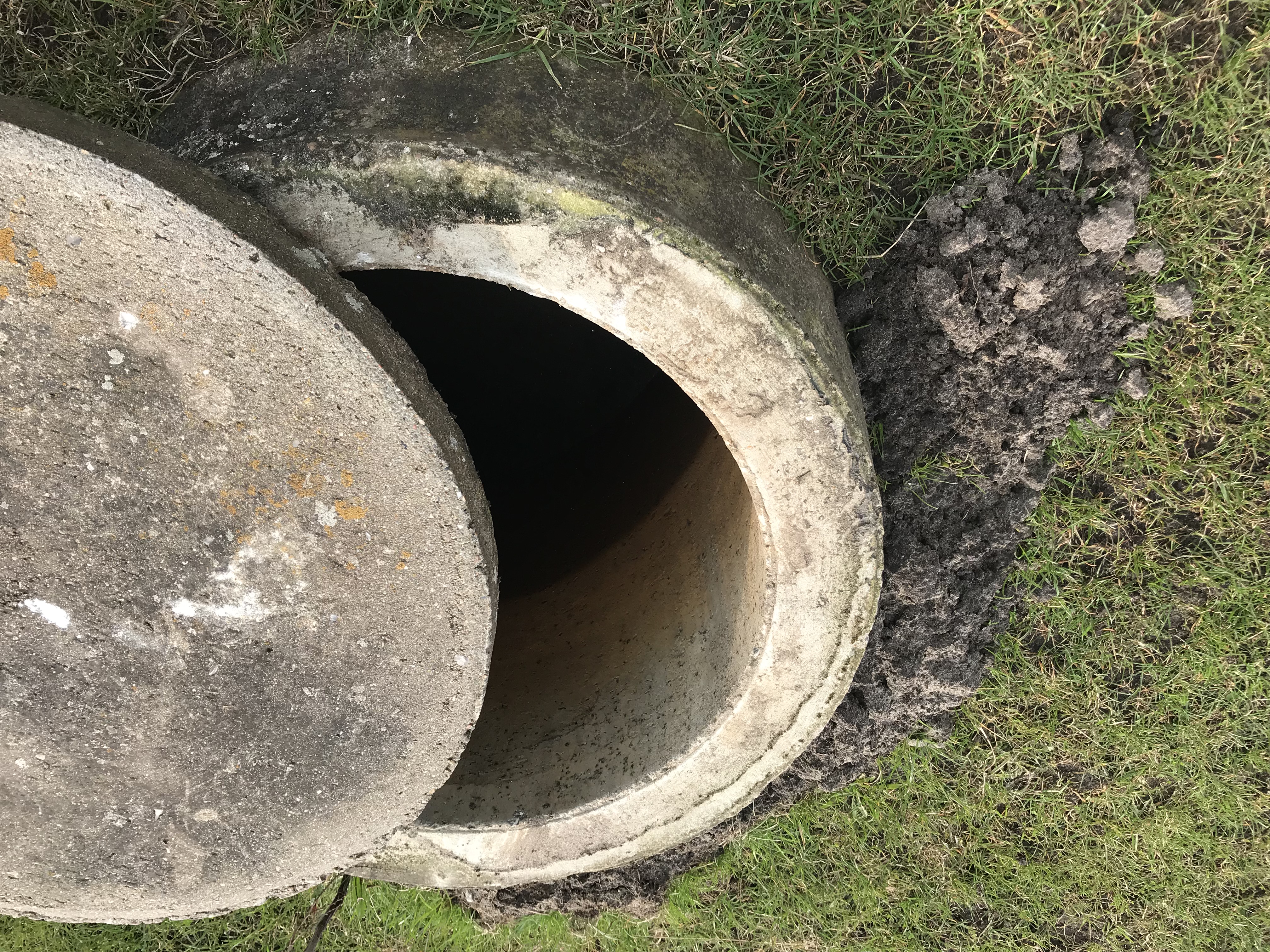 En brønd hvor dækslet er skubbet til side