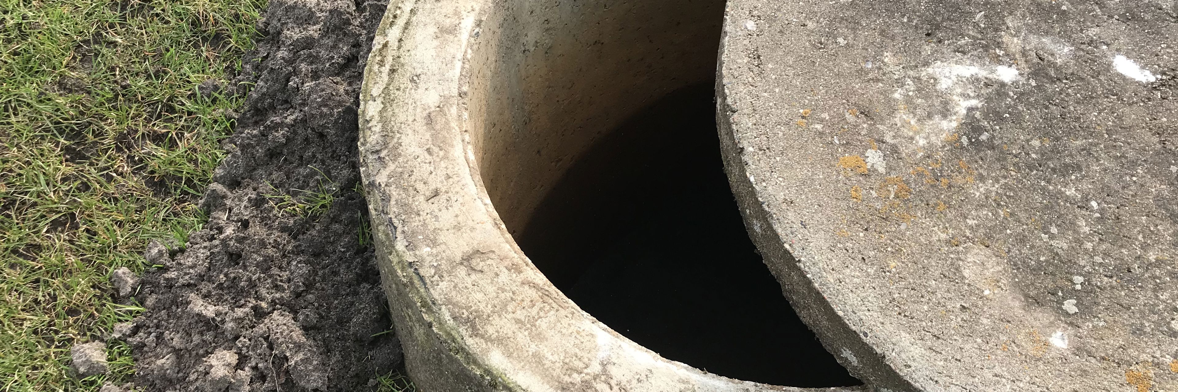 En brønd hvor dækslet er skubbet til side