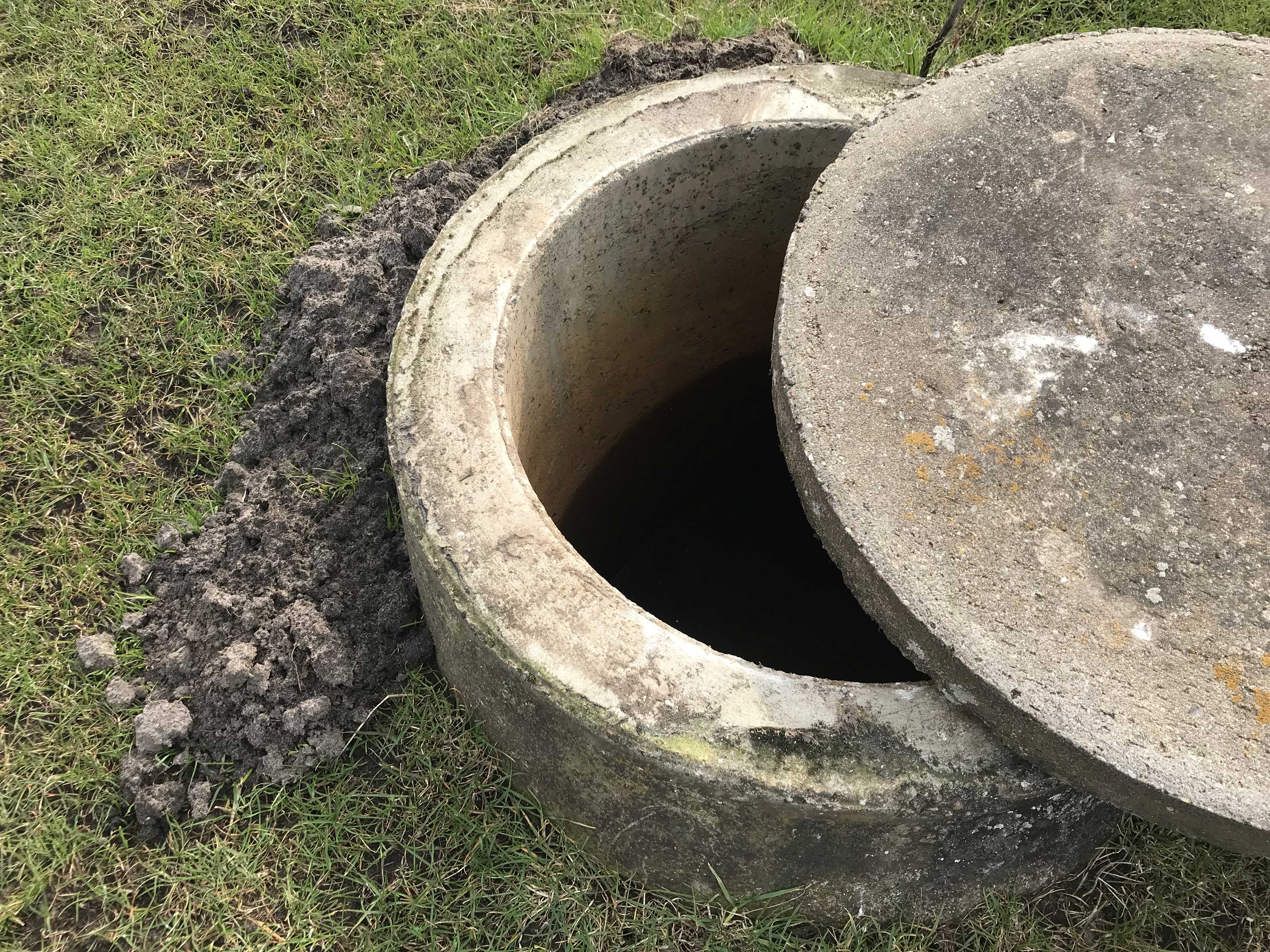 En brønd hvor dækslet er skubbet til side