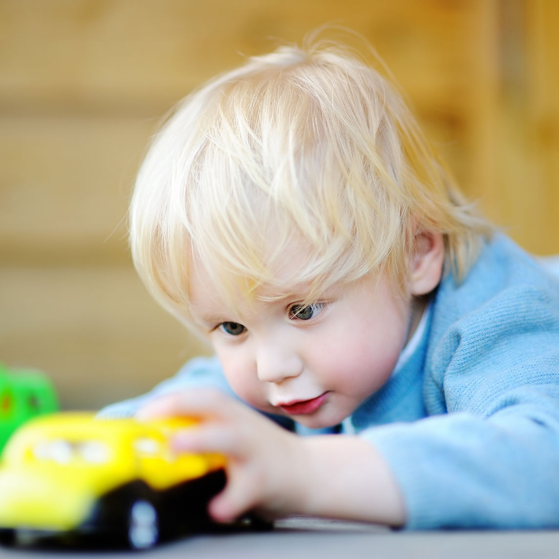 Lille dreng der leger med bil