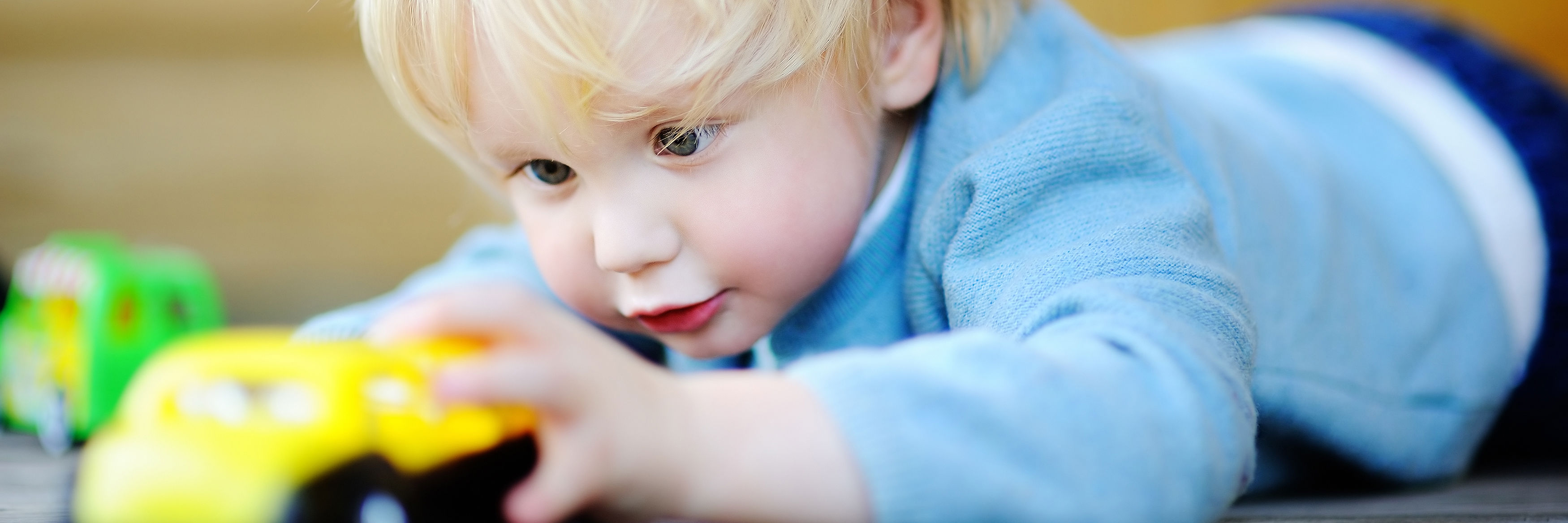 Lille dreng der leger med bil