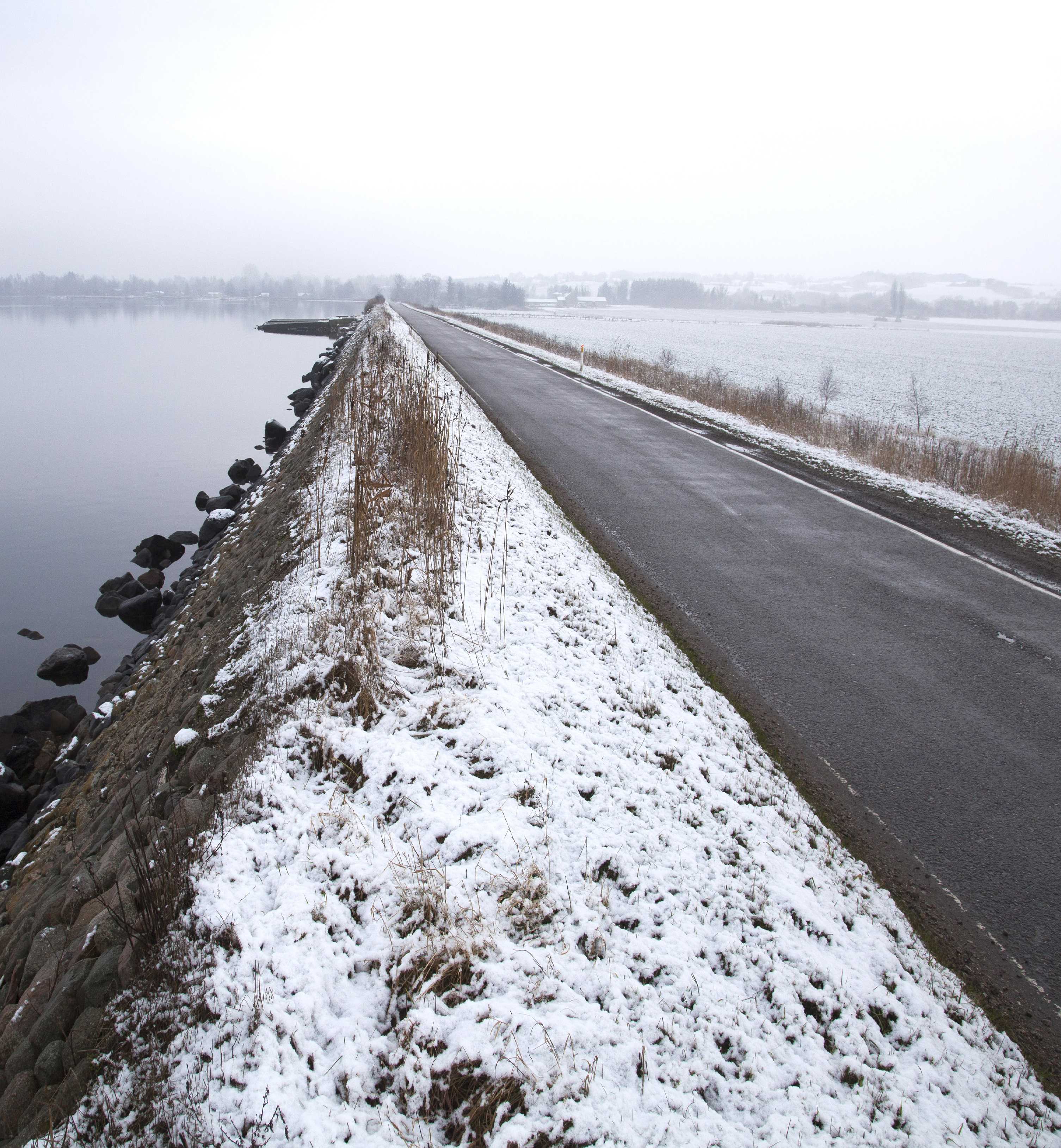 Vej på Sidingedæmningen - det er frostvejr, let diset og der ligger sne på mark og i rabat