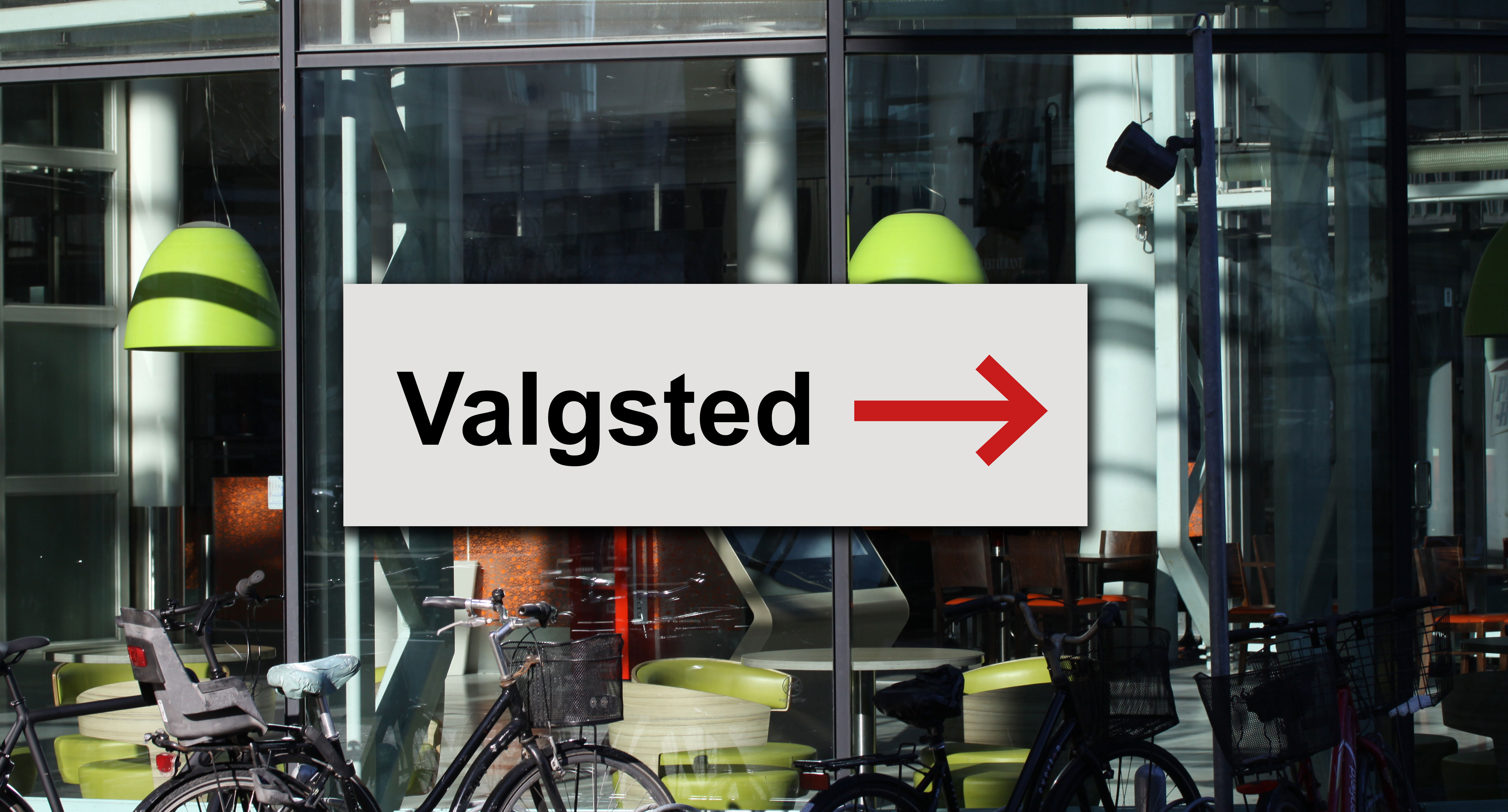 Skilt viser vej til valgstedet