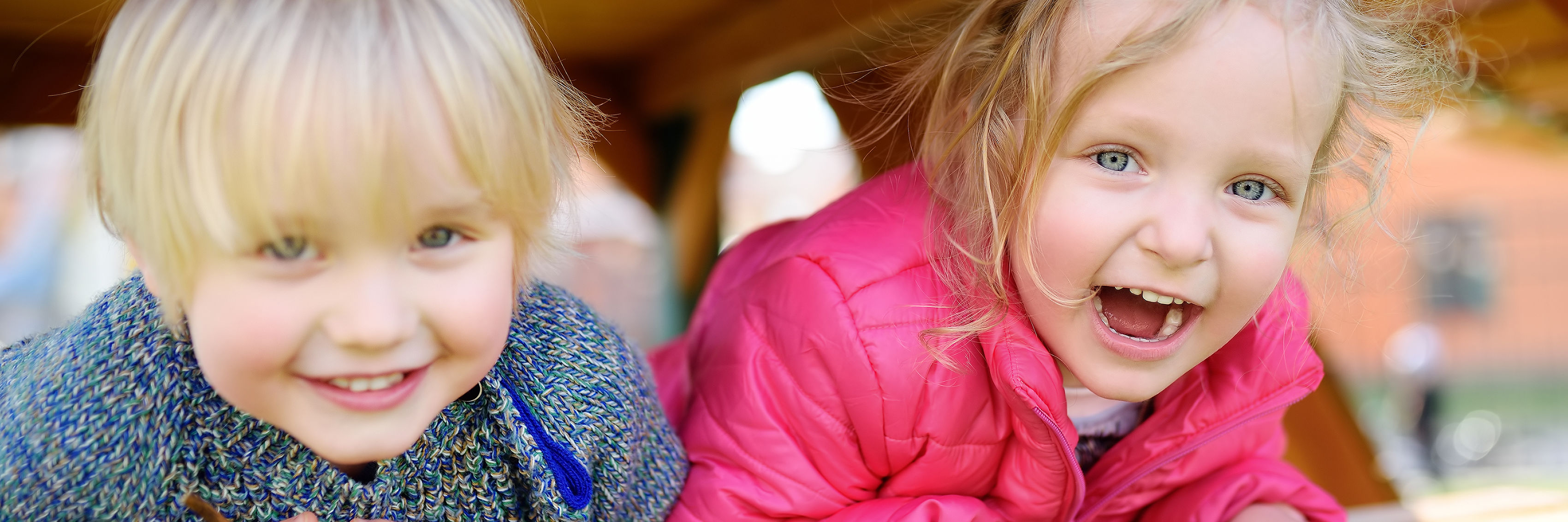 2 småbørn der leger