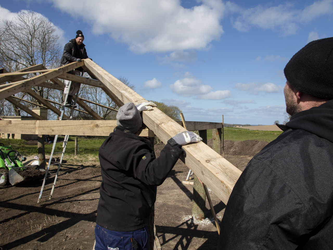 Håndværkere arbejder med lægter