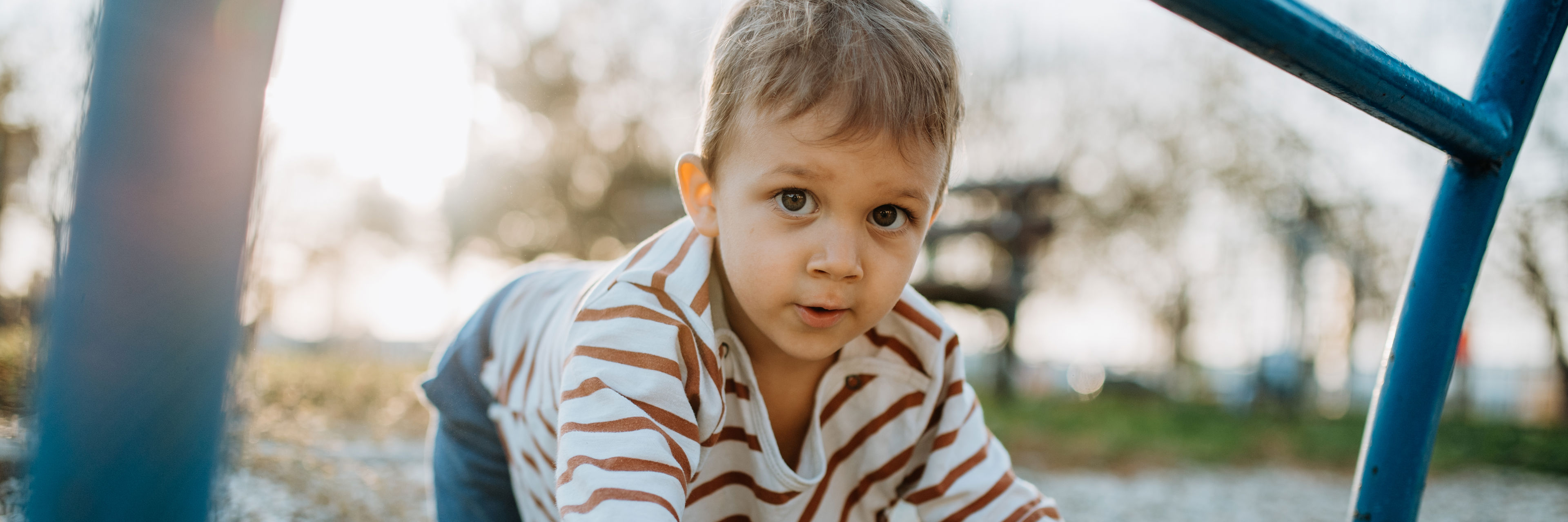 Lille dreng der leger