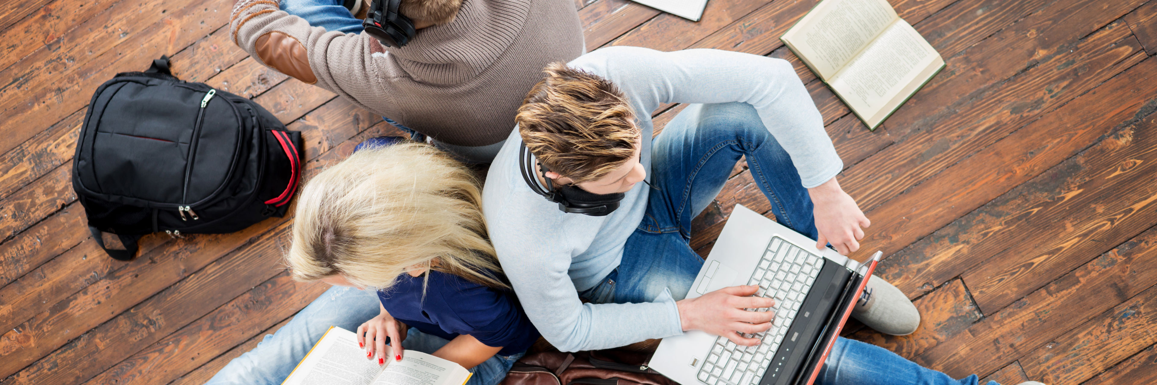 Unge der sidder og studerer