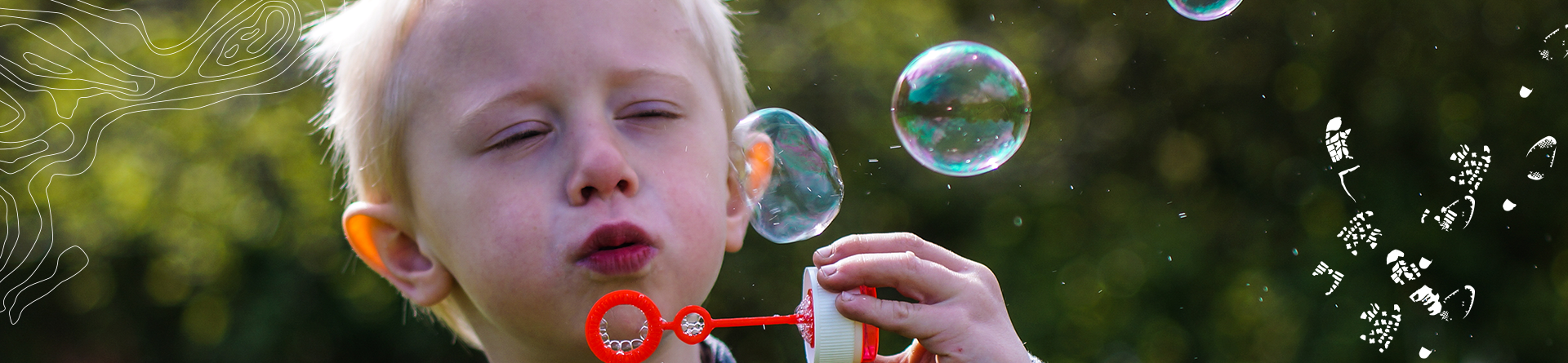 Dreng der puster sæbebobler
