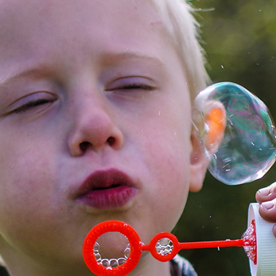 Dreng der puster sæbebobler
