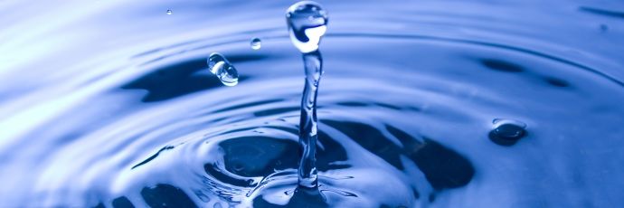 En vanddråbe som plasker ned på en vandoverflade