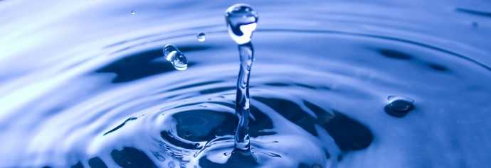 En vanddråbe som plasker ned på en vandoverflade