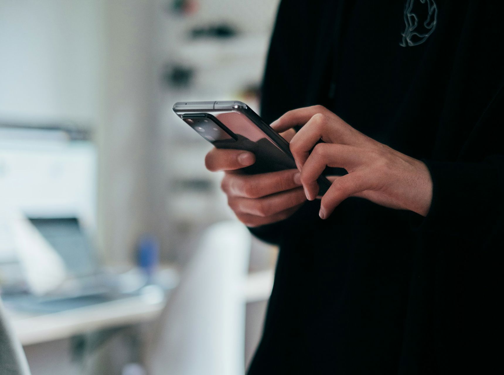 Hænder med smartphone