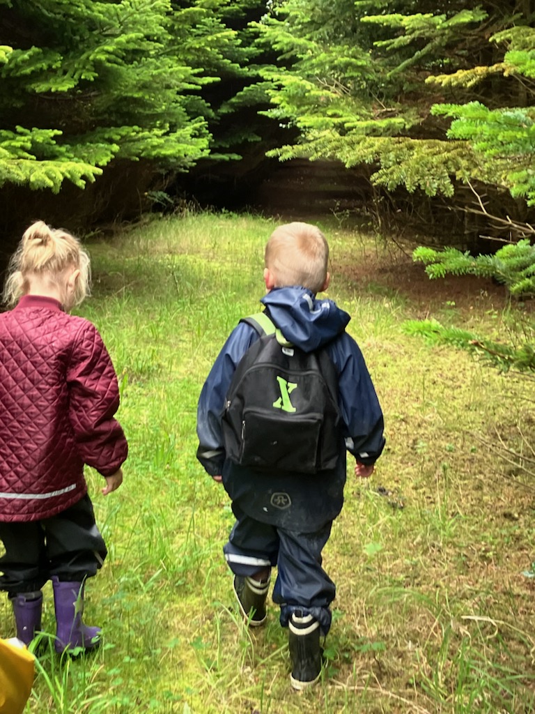 To børn i en lysning i skoven